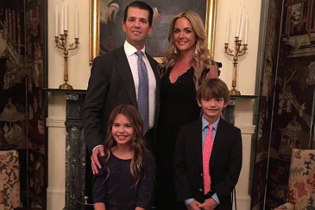 Auch Donald Trump Junior zeigt sich mit seiner Family stolz im prunkvollen Gästehaus.
