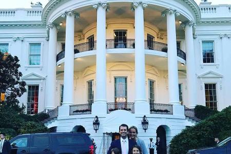 Happy Family - Donald Junior mit seiner Familie vor dem Weißen Haus. Links und rechts: schwarze SUVs und die Leibwächter der...