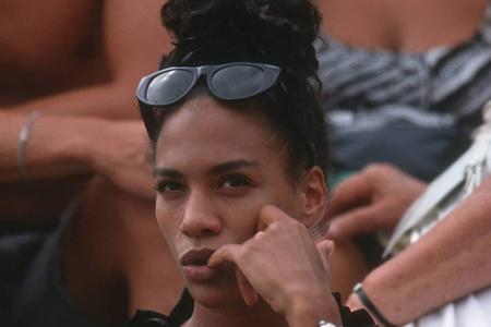 Barbara Becker (51) wurde seine erste Ehefrau. Bereits 1992 begleitete sie ihn offiziell zu Matches. Ende 1993 heirateten de...
