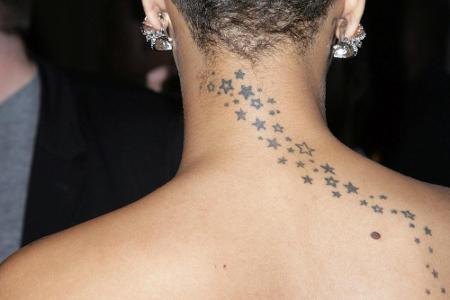 Die Sängerin wies einen Tätowierer an, weitere Sterne hinzuzufügen. Rihanna hat zahlreiche Tattoos, dazu gehören ein Notensc...