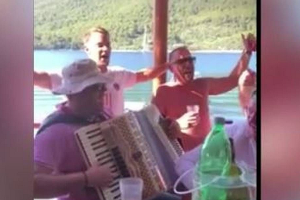 Video: Neuer singt Lied von rechtsextremer Band