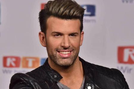 ...und Sänger Jay Khan (37). Er nahm 2011 an der RTL-Show teil und turtelte fleißig mit Mitcamperin Indira Weis (40). Die Ds...