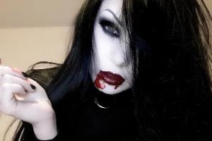 Bluttrinkendes Vampir-Model glaubt 600 Jahre alt zu sein