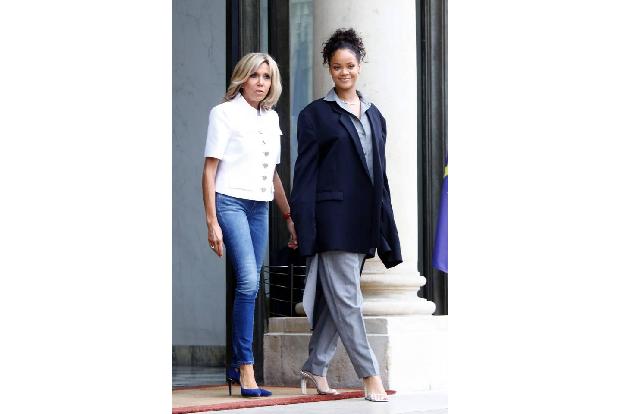 ...ihre voluminösen Looks. Oversize musste sogar bei einem Treffen mit Frankreichs First Lady Brigitte Macron im Sommer her....