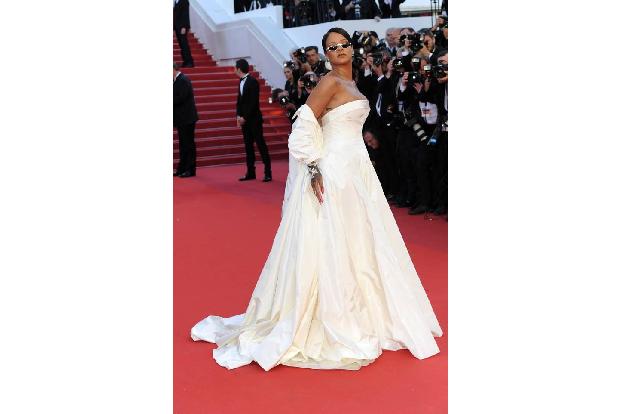 ...bei den Kleidern auf dem roten Teppich wie hier in Cannes. Noch ein wenig 90er-Schick und fertig ist der ausgezeichnete S...