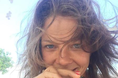 Im Urlaub kann Schauspielerin Jessica Schwarz ohne Make-up, aber Nagellack muss am Strand trotzdem sein.