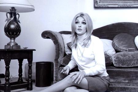 Schauspielerin Sharon Tate fiel 1969 der Manson-Familie zum Opfer. Mit 16 Messerstichen wurde die hochschwangere 26-Jährige ...