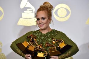 Adele zeigt sich bauchfrei und kassiert Shitstorm 