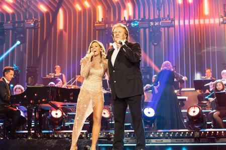In einem goldenen Glitzerkleid strahlt Helene Fischer neben Howard Carpendale. Als Star der deutschen Schlagerszene darf er ...
