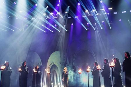 Helene Fischer kann auch düster: Umringt vom Chor Gregorian tritt sie in einem aufregenden schwarzen Glitzerkleid mit hohen ...