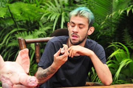 Daniele quält sich das widerliche Essen hinein