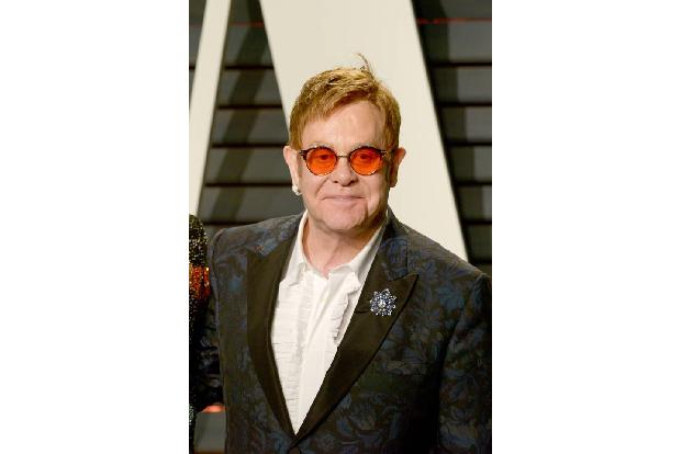 ...logisch, dass die Würdenträger alle schon etwas älter sind. Mit über 50 wurde ebenfalls Elton John in den Ritterstand erh...