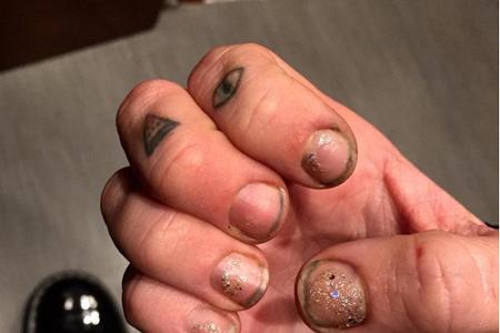 Den Dreck unter den Nägeln sollte Miley Cyrus schnell entfernen