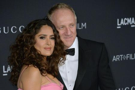 Salma Hayek bekam Tochter Valentina Paloma mit 41 Jahren. Auf dem Bild kuschelt sie mit Ehemann Francois-Henri Pinault.