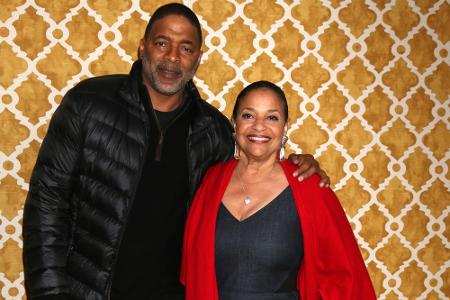 Seine Serien-Ehefrau Dr. Catherine Avery alias Debbie Allen ist seit 1984 in zweiter Ehe mit dem ehemaligen NBA-Basketballsp...