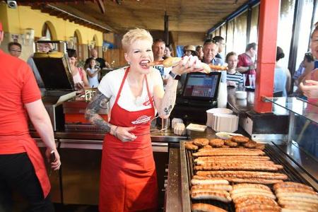 ...einer eigenen Bratwurstbude hat sich Melanie Müller gerade ein zweites Standbein in Mallorca aufgebaut. Abends heizt die ...