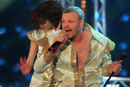 Nachdem Stefan Raab 1998 bereits einen Song für Guildo Horn für den ESC geschrieben hatte, trat er 2000 mit 