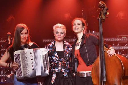 Mit einer ungewöhnlichen Besetzung versuchte sich 2014 das Trio Elaiza und dem Song 