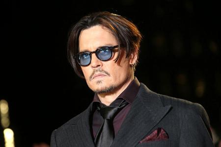 Zähne zusammenbeißen: Johnny Depp leidet unter einer Handverletzung