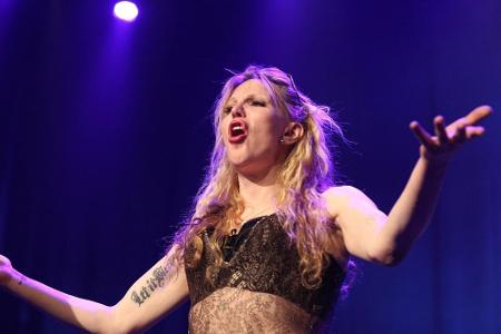 Eine, die für ihre Drogeneskapaden bekannter ist als für ihr Schaffen als Musikerin, ist Courtney Love (50). Die Witwe von K...