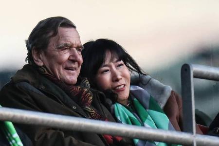 Gerhard Schröder und Soyeon Kim strahlen in der Öffentlichkeit