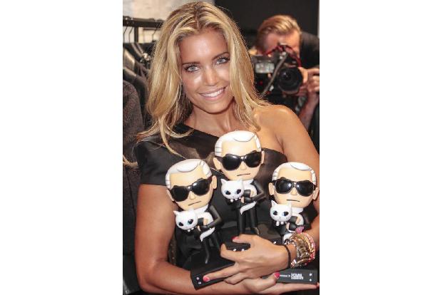 Auf diesem Foto von 2013 hält Sylvie Meis mehrere Karl-Lagerfeld-Figuren im Arm. Zum Lachen ist ihr in diesen Stunden allerd...