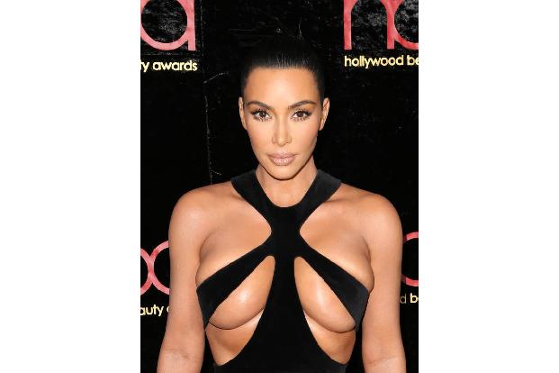 Als Kim Kardashian Mitte Februar auf den Hollywood Beauty Awards 2019 ohne Büstenhalter erschien und ihre Pracht notdürftig ...