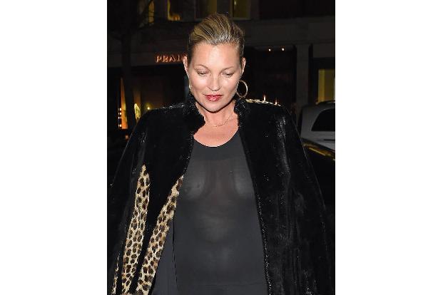 Supermodel lässt durchblicken: Kate Moss präsentiert tagein, tagaus die neueste Mode, da verzichtet sie gern mal auf einen BH.