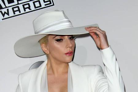 Mit manchen Outfits verträgt sich ein BH aber auch einfach nicht, wie Lady Gaga bei den American Music Awards vor zweieinhal...