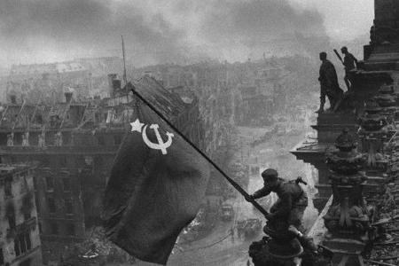 Retuschen und gestellte Szenen - Dieses Foto sollte Berühmtheit erlangen: Soldaten hissen die Sowjet-Flagge auf dem Reichsta...