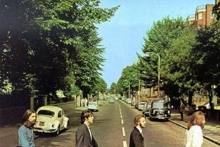 Retusche - Eines der berühmtesten Motive der Beatles, McCartney hält hier aber eine Zigarette in der Hand. Diese wurde späte...