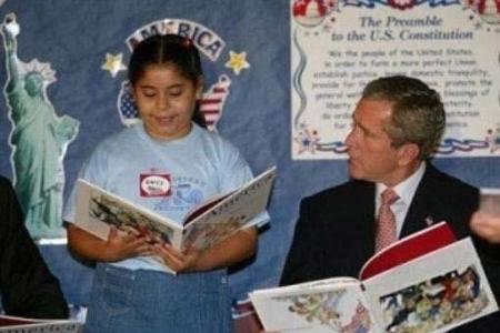 Bildmanipulation - Hat der US-Präsident Bush tatsächlich ein Kinderbuch falsch herum gehalten? Nein, nur auf diesem Foto, da...