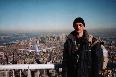 Fotomontage - Ein Foto vom Dach des World Trade Centers in jenem Moment, als Terroristen sich dem Gebäude mit einem Flugzeug...