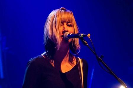 Nach einem zweijährigen Kampf erlag The-Muffs-Sängerin Kim Shattuck am 2. Oktober ihrer ALS-Erkrankung. Im Alter von 56 Jahr...