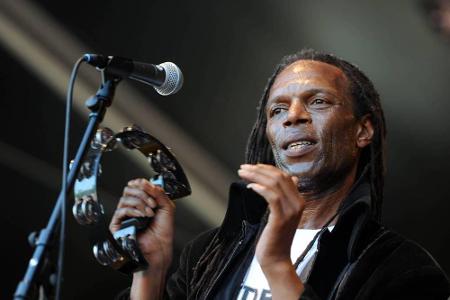 Mit 56 Jahren verabschiedete sich Ranking Roger am 26. März von der Welt. Der The-Beat-Sänger litt sowohl an Lungenkrebs als...