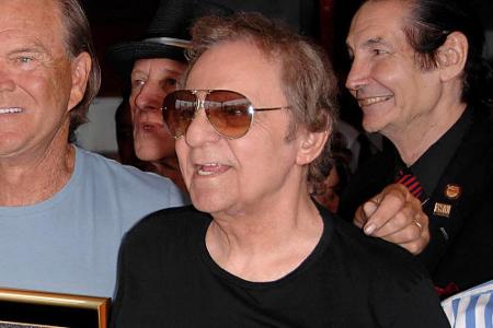 Er galt als eine der größten Schlagzeug-Legenden weltweit: Hal Blaine ist am 11. März 90-jährig verstorben. Der berühmte Stu...