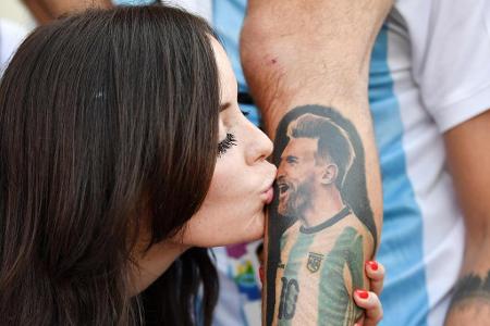 <p>Diese junge Dame küsst Argentinien-Star Messi. Allerdings nur in tätowierter Form.</p>