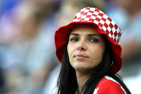 <p>Schachbrettmuster auf dem Kopf, Fußball-Liebe in den Augen: diese Kroatin freut sich auf den Anstoß. </p>