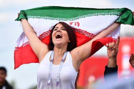 <p>Diese Iranerin zeigt sich ausgelassen mit ihrer Landesflagge.</p>