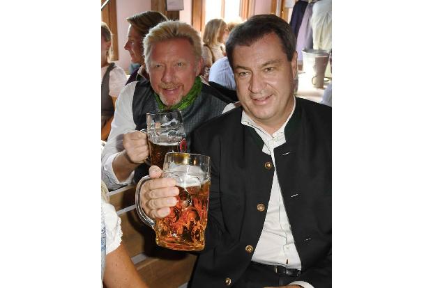 ...Boris Becker und Markus Söder holen – obwohl die beiden beinahe schon altbackend angezogen waren. Allerdings war Boris' O...