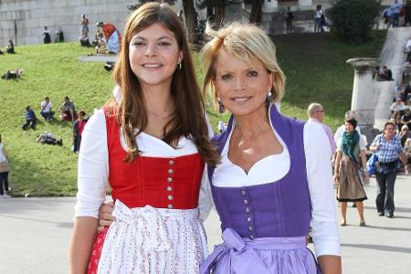 Wiesn-Profi Uschi Glas (r.) und ihre Tochter Julia Tewaag mögen es klassisch und verhältnismäßig simpel. Mit Rot und Lila gr...