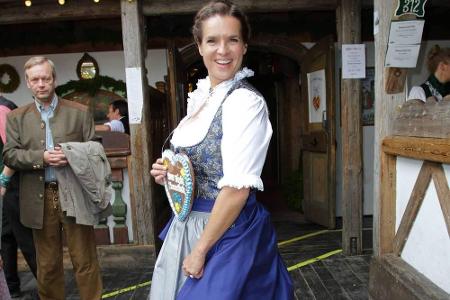 Ex-Eiskunstlauf-Star Kati Witt griff bei der Dirndl-Bluse zu längeren Ärmeln, eine willkommene Abwechslung. Der Rüschenkrage...