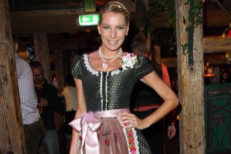 DJane Giulia Siegel gehört zur Wiesn wie die Lebkuchenherzen - und weiß stets im Dirndl zu überzeugen. Die dunkelgrüne Varia...