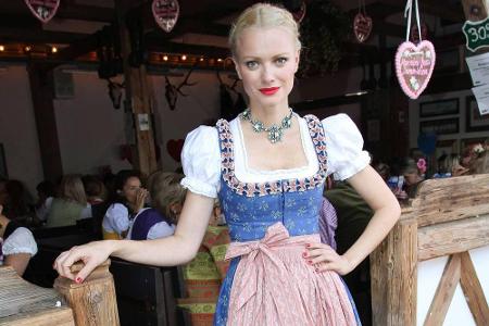 Model Franziska Knuppe trug zu ihrem eher klassischen Dirndl eine auffallende Statement-Kette um den Hals. Ein Trend, an den...