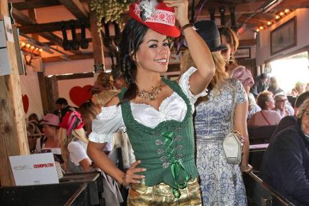 Moderatorin Fernanda Brandao zeigte, wie sexy Lederhosen auch für Frauen sein können. Ihr goldenes Exemplar kombinierte sie ...