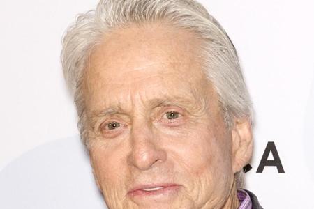 Hollywood-Star Michael Douglas gab 2010 bekannt, dass er unter Kehlkopfkrebs leide. Er konnte durch eine Strahlen- und Chemo...