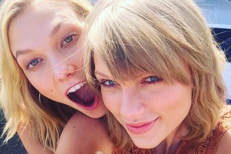 Taylor Swift (27, rechts im Bild) büßt im Vergleich zum vergangenen Jahr einen Platz ein. Die Sängerin kommt 