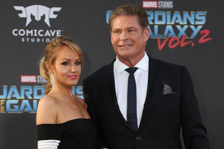 Ob die Hochzeitsglocken schon geläutet haben, wissen wohl nur sie selbst: Schauspieler David Hasselhoff (65) ist mit seiner ...