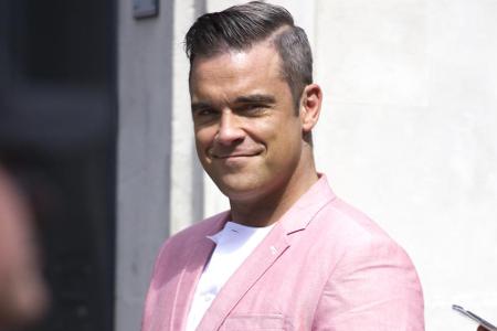 Sänger Robbie Williams (43) verfiel nach seinem Ausstieg bei Take That dem Alkohol und auch den Drogen. Mit 