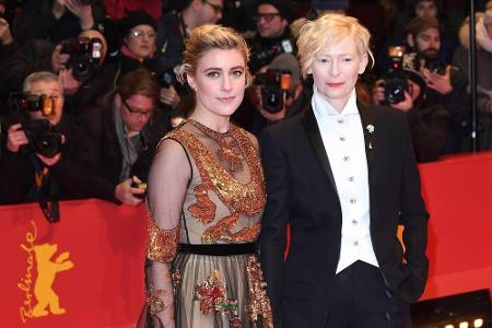 Die US-Schauspielstars Greta Gerwig (34, l.) und Tilda Swinton (57) fielen mit ihren Outfits auf. Ob sie damit auch den Gesc...